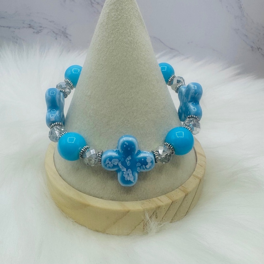 Floral Shaped Stone Beaded Bracelet in Blue